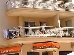Nghịch ngợm cậu bé n ...