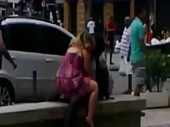 Cô gái tóc vàng ngườ ...